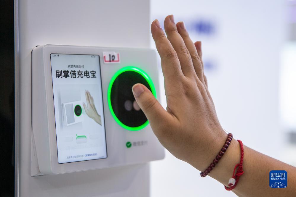 9月4日,在2023智博會(huì)騰訊展廳,工作人員演示微信刷掌。新華社記者 儲(chǔ)加音 攝