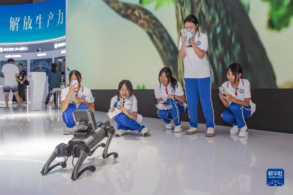 9月4日,在2023智博會(huì)科大訊飛展廳,訊飛工業(yè)巡檢機(jī)器人與觀眾互動(dòng)。新華社記者 儲(chǔ)加音 攝