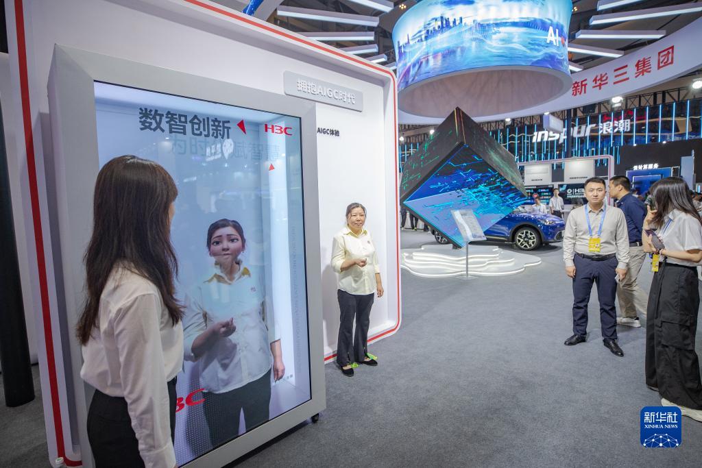 9月4日,在2023智博會(huì)會(huì)場(chǎng),觀眾體驗(yàn)生成AIGC虛擬形象。新華社記者 黃偉 攝