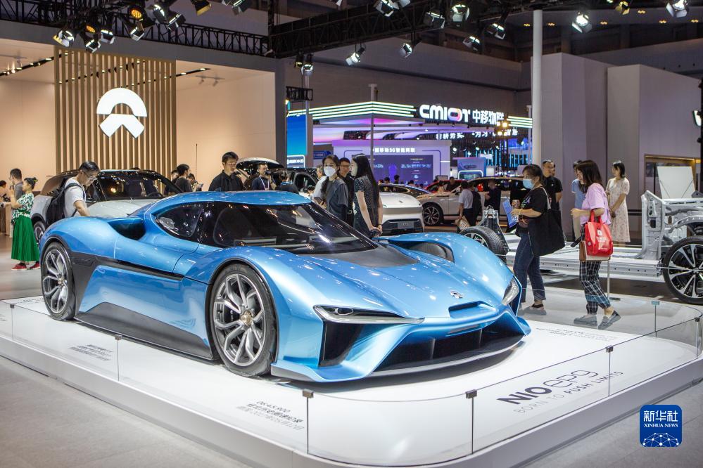 9月4日,觀眾在2023智博會(huì)蔚來(lái)汽車展廳內(nèi)參觀。新華社記者 儲(chǔ)加音 攝